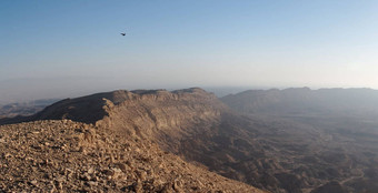 Rim沙漠峡谷日落小火山口马赫特什儿子说以色列的内盖夫沙漠