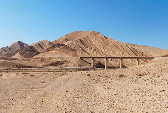 桥沙漠