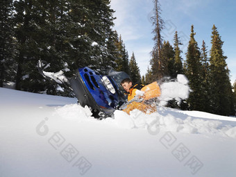 男人。卡住了雪地