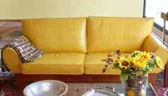 黄色的皮革沙发室内向日葵花束