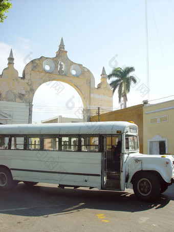 公共汽车前面拱梅里达城市墨西哥