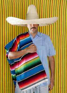 墨西哥男人。墨西哥披肩雨披他帽子