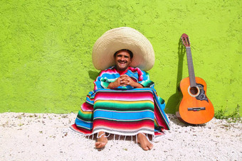 墨西哥典型的懒惰的主题男人。吉他雨披坐