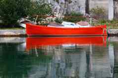 红色的船码头cetina河奥米斯克罗地亚