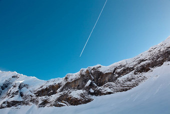 飞机小道蓝色的天空山峰法国阿尔卑斯山脉