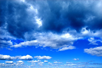 喜怒无常的云蓝色的天空
