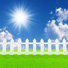 白色栅栏夏天草坪上太阳一天