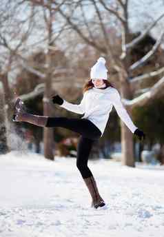 女孩玩雪