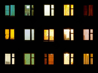 晚上窗户块公寓背景