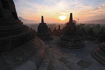 奥罗浮屠寺庙日出印尼