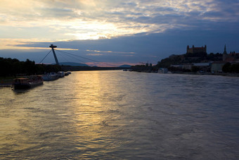 布拉迪斯拉发城堡桥多瑙河河斯洛伐克