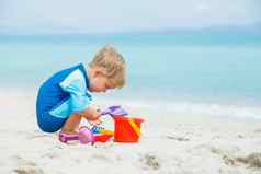 男孩玩海滩玩具热带海滩