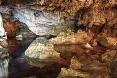 海王星洞穴