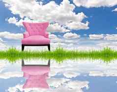 粉红色的沙发绿色草蓝色的天空
