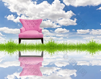 粉红色的沙发绿色草蓝色的天空