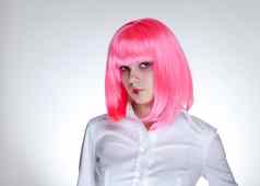 有吸引力的女人粉红色的头发日本化妆