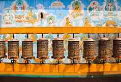 佛教祈祷轮子古老的艺术墙尼泊尔