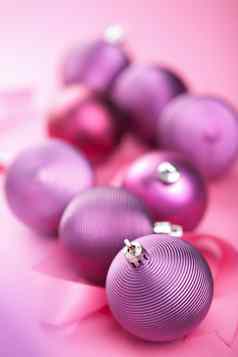 紫色的圣诞节球