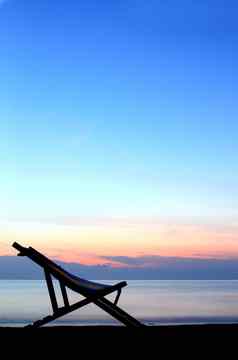 躺椅海滩日落