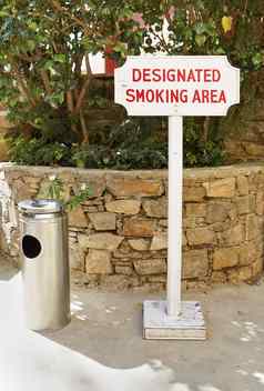 指定的吸烟区域标志烟灰缸