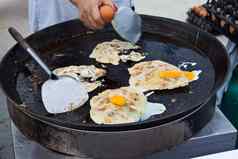 牡蛎炸蛋面糊煮熟的锅