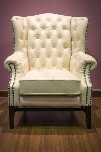前面经典切斯特菲尔德奢侈品白色皮革扶手椅