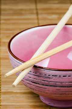 粉红色的大米碗