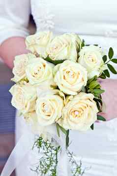美丽的新娘花束白色玫瑰