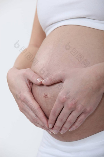 女人拥抱怀孕了肚子