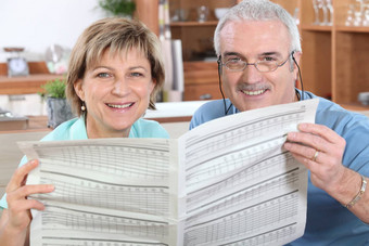 夫妇阅读报纸