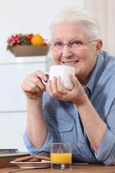 上了年纪的夫人享受杯茶