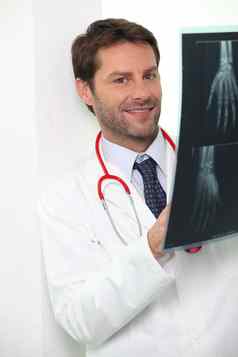 医院医生检查x射线一个人的手
