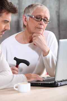 上了年纪的女人学习互联网技能