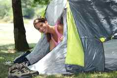 年轻的女人出现头帐篷