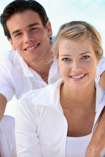 微笑年轻的夫妇穿着白色夏天的一天