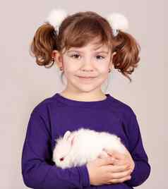 女孩持有矮兔子宠物