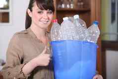 年轻的女人回收塑料瓶