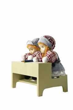 娃娃玩具学校桌子上