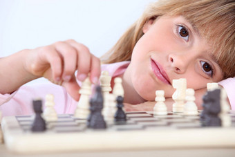 女孩玩国际象棋