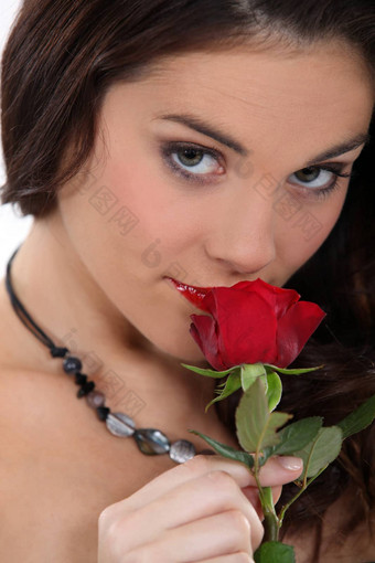 肖像女人闻红色的玫瑰