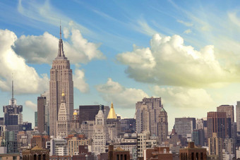 多云的天空纽约城市摩天大楼