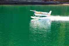飞机水上飞机采取平静水湖