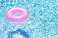 粉红色的橡胶环游泳池