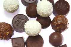 开胃的巧克力糖果螺母椰子稀疏的白色背景