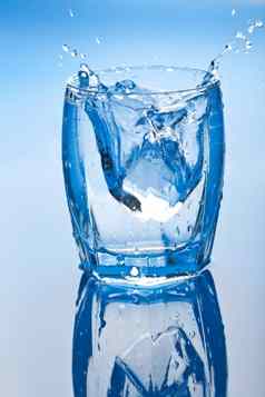 冰多维数据集溅玻璃水