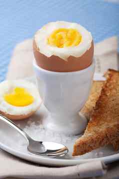 煮熟的蛋蛋杯