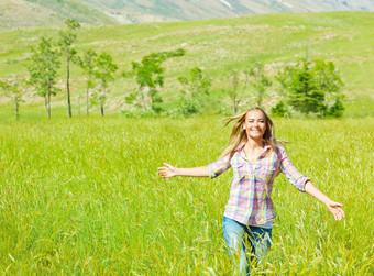 年轻的快乐女人走小麦场