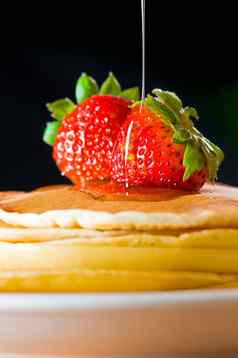 草莓黄油煎饼蜂蜜枫木糖浆流动