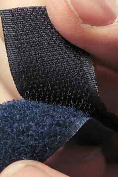 Velcro是一个粘扣带或魔术贴品牌的商标。Velcro?是Velcro BVBA的注册商标