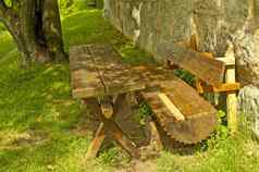 公园板凳上古董修道院墙
